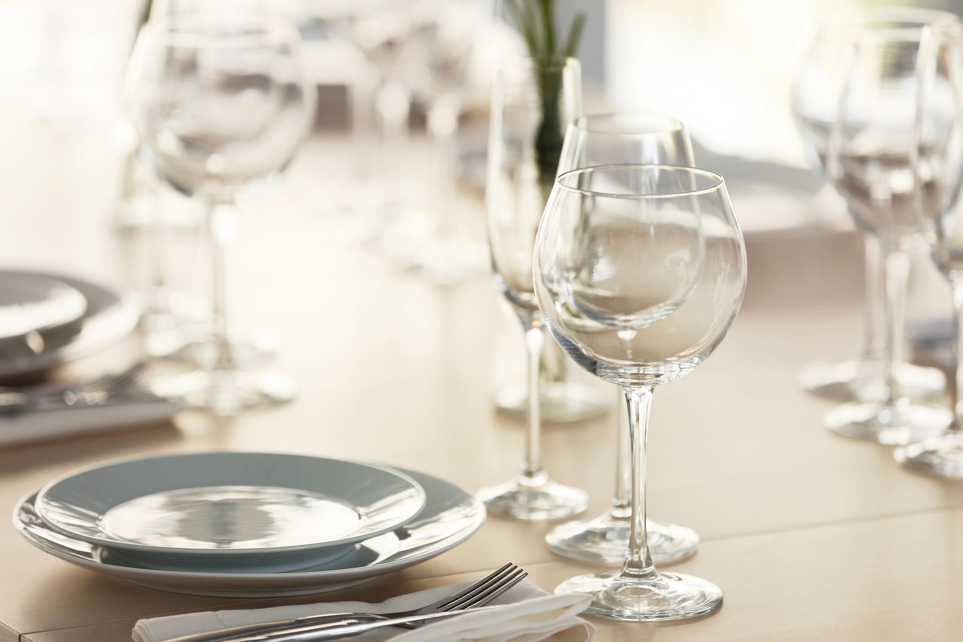 mesa-servida-restaurante-moderno